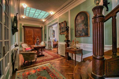 Bellac - Fabuleuse maison de maître avec possibilité de chambres d'hôtes ou maison familiale avec jardins privés traditionnels à deux niveaux avec vue sur la campagne. Cette maison a été construite en 1906 et possède de hauts plafonds, pleine de gran...